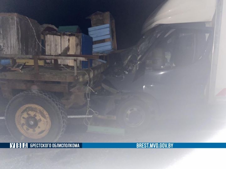 Житель Бреста на Iveco врезался в трактор