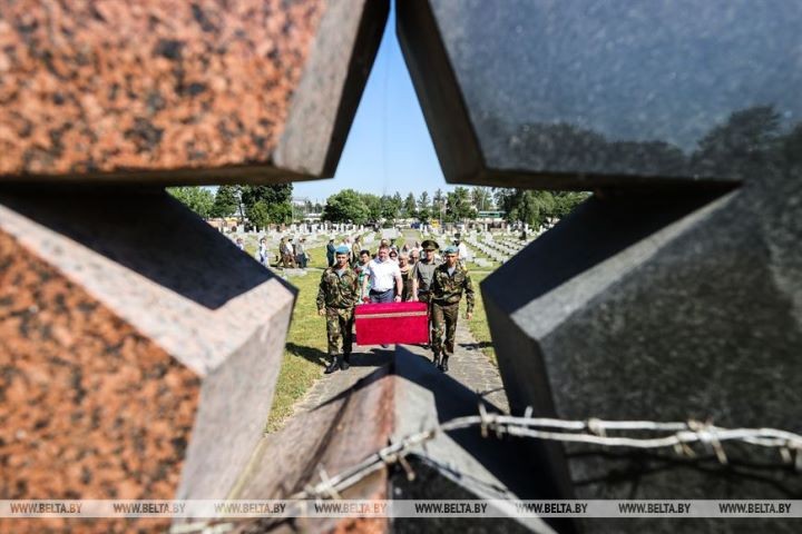 В Бресте перезахоронили останки двух воинов