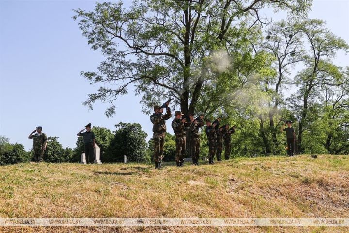 В Бресте перезахоронили останки двух воинов
