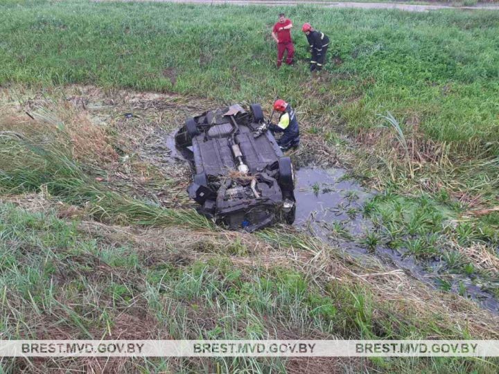 Ночью в Брестской области перевернулся автомобиль: погибли водитель и пассажир