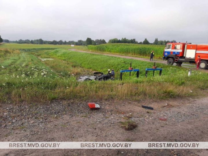 Ночью в Брестской области перевернулся автомобиль: погибли водитель и пассажир