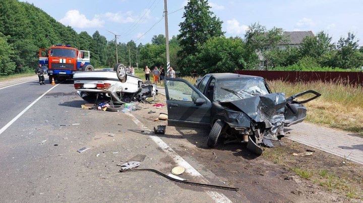 Лобовое столкновение на автодороге Осиповичи-Барановичи: один водитель погиб, второй водитель и трое детей - в больнице