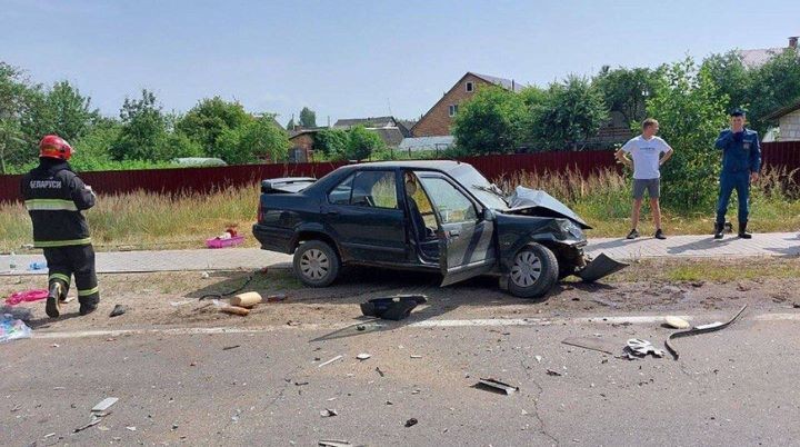 Лобовое столкновение на автодороге Осиповичи-Барановичи: один водитель погиб, второй водитель и трое детей - в больнице