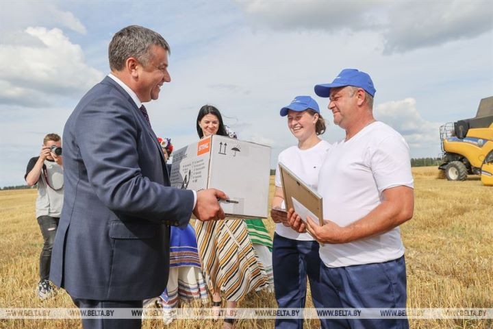 Первый экипаж-тысячник появился на жатве в Брестской области