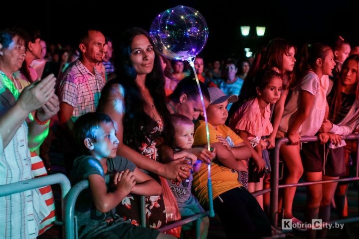 Под брызги фонтана, детский смех и музыку поколений. Как Кобрин встретил свой праздник
