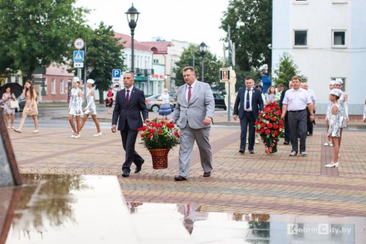 Под брызги фонтана, детский смех и музыку поколений. Как Кобрин встретил свой праздник