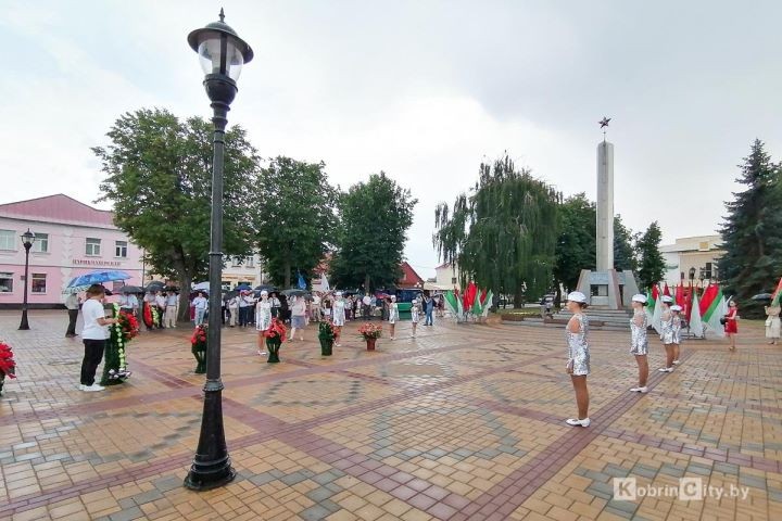 Под брызги фонтана, детский смех и музыку поколений. Как Кобрин встретил свой праздник