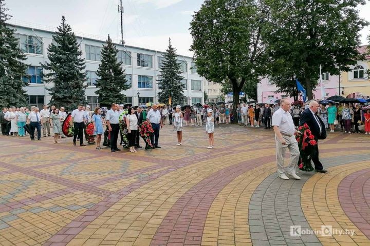 Под брызги фонтана, детский смех и музыку поколений. Как Кобрин встретил свой праздник