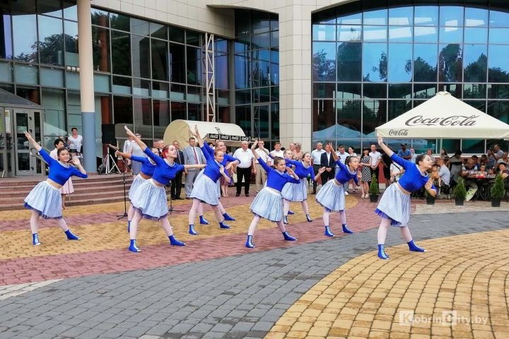 Под брызги фонтана, детский смех и музыку поколений. Как Кобрин встретил свой праздник