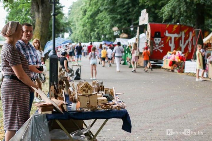Под брызги фонтана, детский смех и музыку поколений. Как Кобрин встретил свой праздник