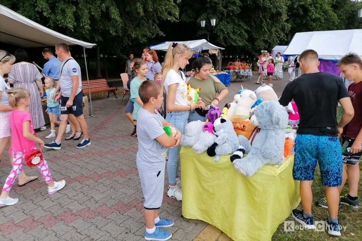 Под брызги фонтана, детский смех и музыку поколений. Как Кобрин встретил свой праздник