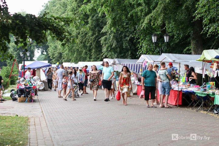 Под брызги фонтана, детский смех и музыку поколений. Как Кобрин встретил свой праздник