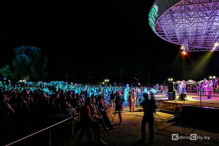 Под брызги фонтана, детский смех и музыку поколений. Как Кобрин встретил свой праздник