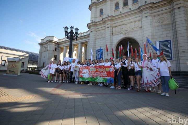 Пассажиры поезда #БеларусьМолодежьЕдинство знакомятся с историей и жизнью Бреста