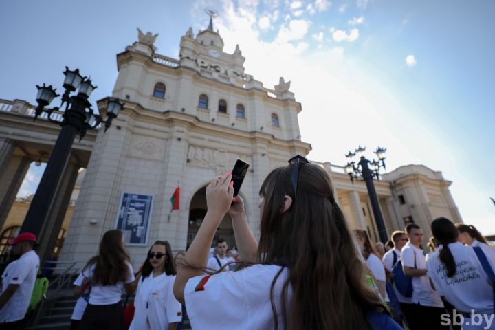 Пассажиры поезда #БеларусьМолодежьЕдинство знакомятся с историей и жизнью Бреста