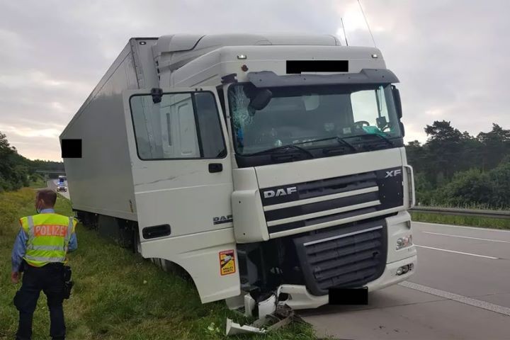 Под Магдебургом белорус с 2,78 промилле пропустил съезд с автобана и протаранил отбойник