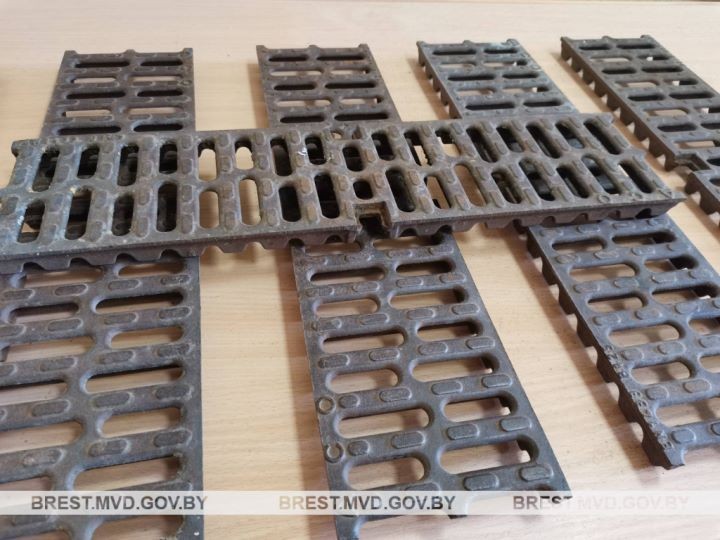 Житель Брестской области украл 38 чугунных ливневых решеток