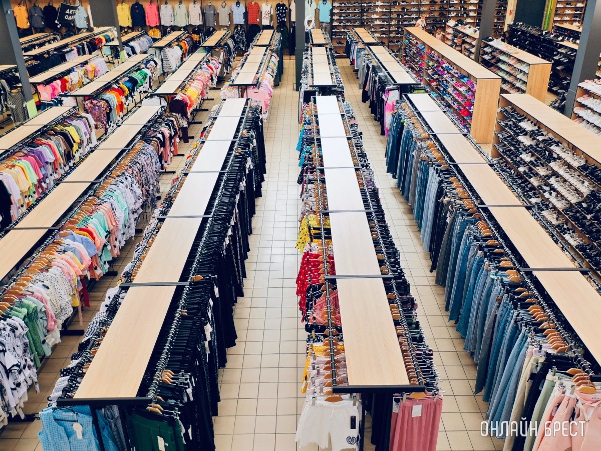 Гуляем – лето в самом разгаре! В магазине «Bazar» действуют скидки на обувь и футболки