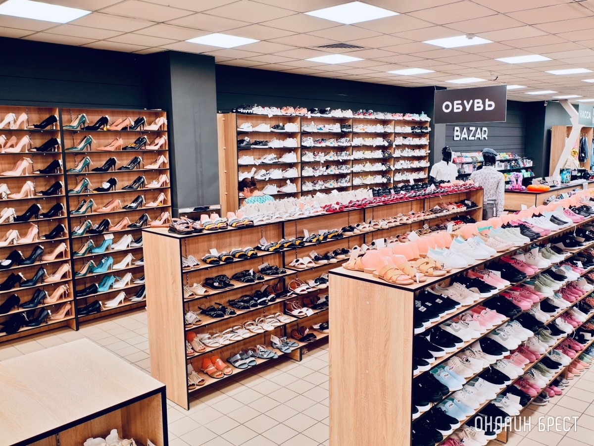 Гуляем – лето в самом разгаре! В магазине «Bazar» действуют скидки на обувь и футболки