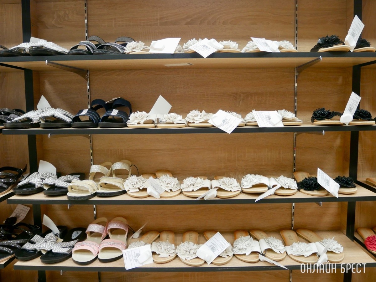 Гуляем – лето в самом разгаре! В магазине «Bazar» действуют скидки на обувь и футболки