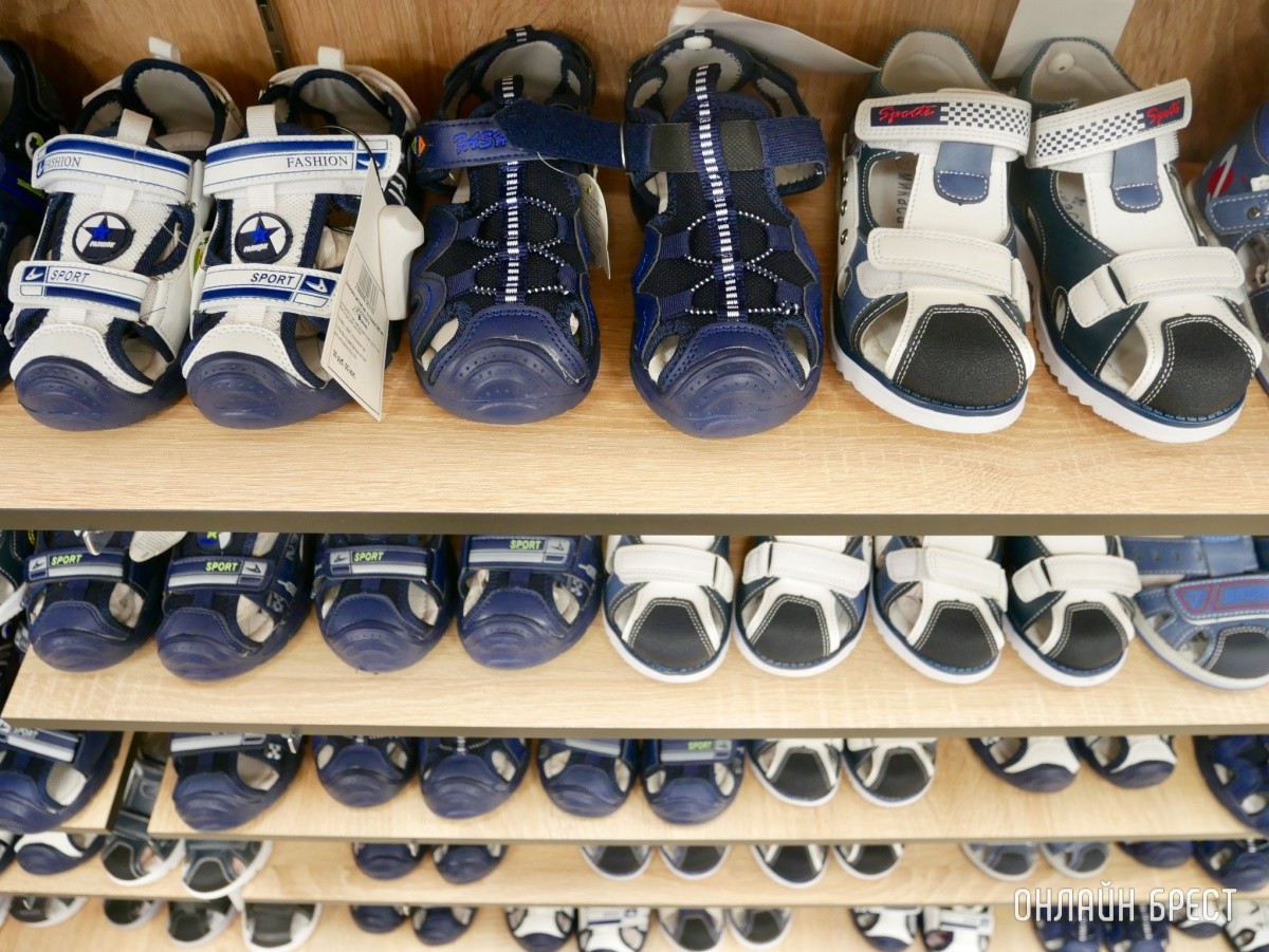 Гуляем – лето в самом разгаре! В магазине «Bazar» действуют скидки на обувь и футболки