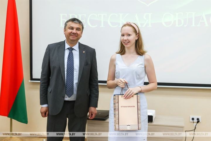В Бресте чествуют лучших выпускников школ, набравших 100 баллов на ЦТ