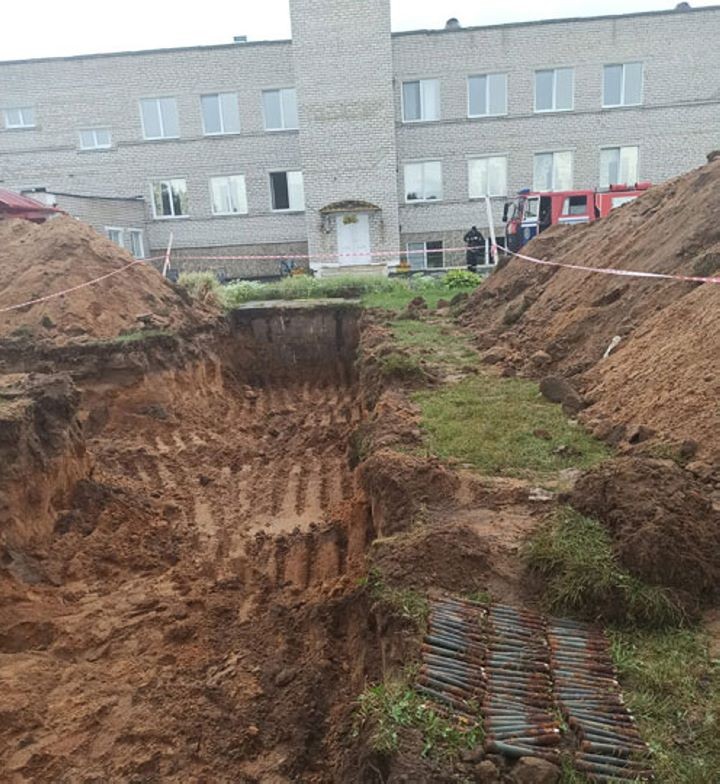 «Школьные линейки, можно сказать, на минном поле проходили». Огромный арсенал немецких боеприпасов нашли на территории школы в Брестской области