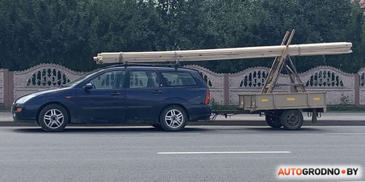 А что, так можно было? В Лиде придумали, как на легковушке перевозить 6-метровые доски