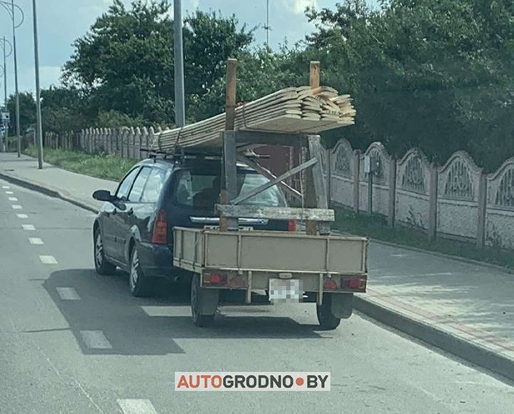 А что, так можно было? В Лиде придумали, как на легковушке перевозить 6-метровые доски