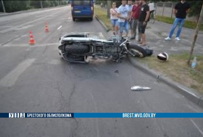 Маршрутка и мотоцикл столкнулись в Бресте