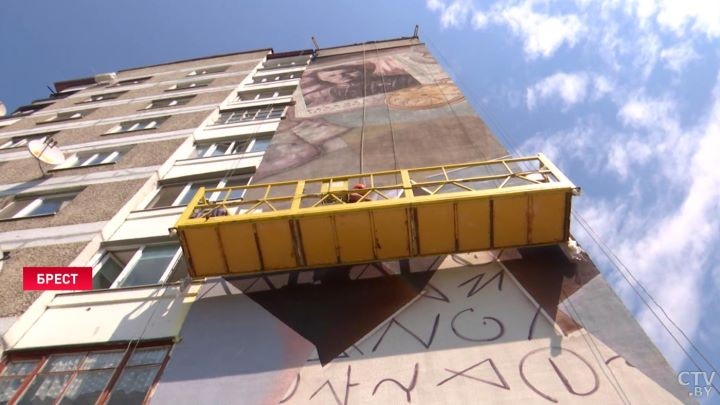 Первый в городе и один из самых больших в стране. Посмотрите, какой мурал почти завершили в Бресте