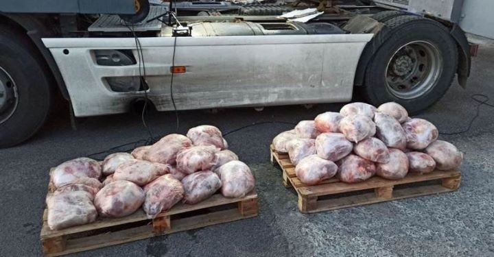 Мясо из Украины перевозили в бензобаках фуры