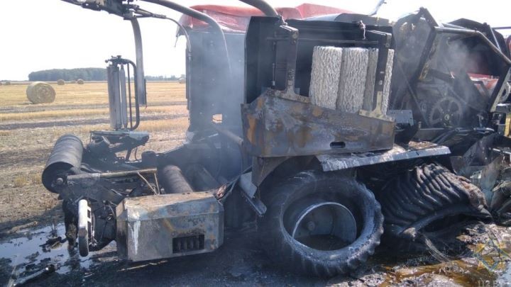 Пресс-подборщик загорелся в Брестской области