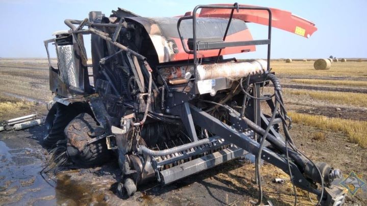 Пресс-подборщик загорелся в Брестской области