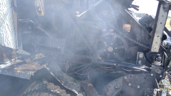 Пресс-подборщик загорелся в Брестской области