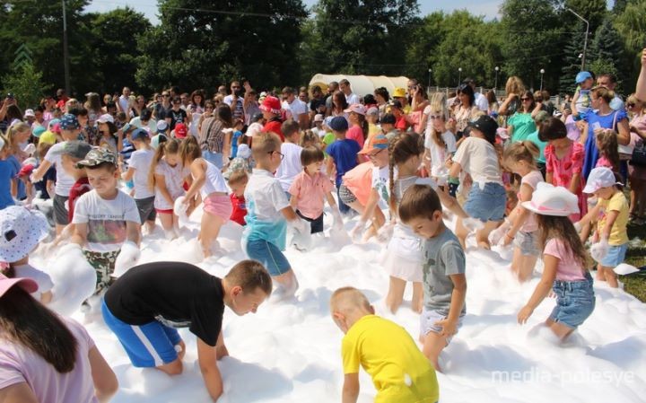 Посмотрите, как в Пинске в эти минуты отмечают праздник спасателей-пожарных