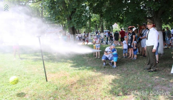 Посмотрите, как в Пинске в эти минуты отмечают праздник спасателей-пожарных