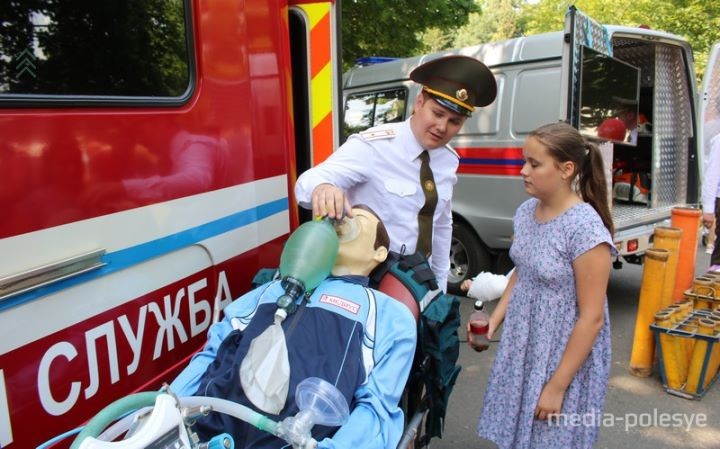 Посмотрите, как в Пинске в эти минуты отмечают праздник спасателей-пожарных