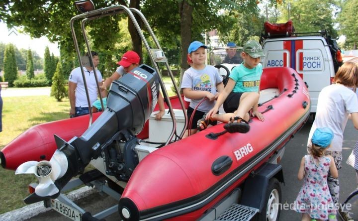 Посмотрите, как в Пинске в эти минуты отмечают праздник спасателей-пожарных