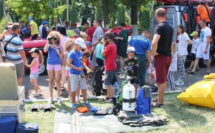 Посмотрите, как в Пинске в эти минуты отмечают праздник спасателей-пожарных