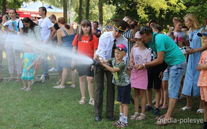 Посмотрите, как в Пинске в эти минуты отмечают праздник спасателей-пожарных