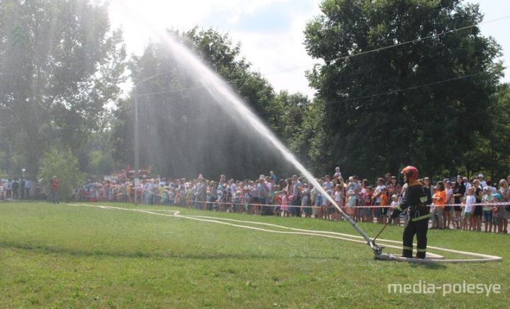Посмотрите, как в Пинске в эти минуты отмечают праздник спасателей-пожарных
