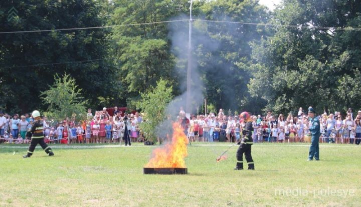 Посмотрите, как в Пинске в эти минуты отмечают праздник спасателей-пожарных