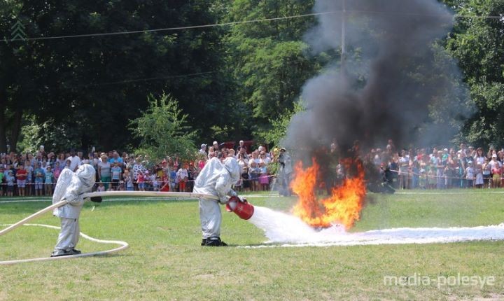 Посмотрите, как в Пинске в эти минуты отмечают праздник спасателей-пожарных