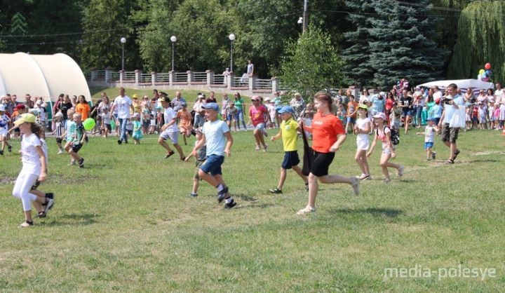 Посмотрите, как в Пинске в эти минуты отмечают праздник спасателей-пожарных