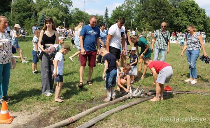 Посмотрите, как в Пинске в эти минуты отмечают праздник спасателей-пожарных