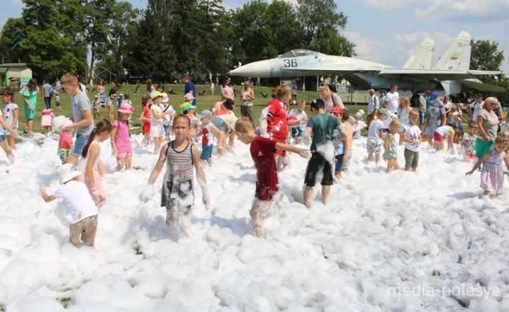 Посмотрите, как в Пинске в эти минуты отмечают праздник спасателей-пожарных