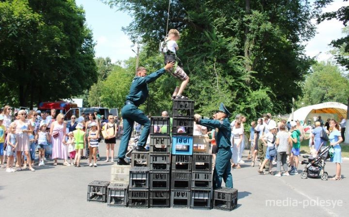Посмотрите, как в Пинске в эти минуты отмечают праздник спасателей-пожарных