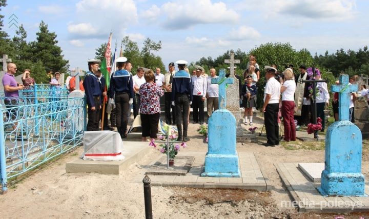 В Пинском районе восстановлены надгробные памятники защитнику Порт-Артура и его супруги