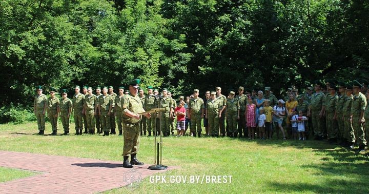 На острове Пограничном состоялось освящение креста в память пограничников, погибших в июне 1941 года